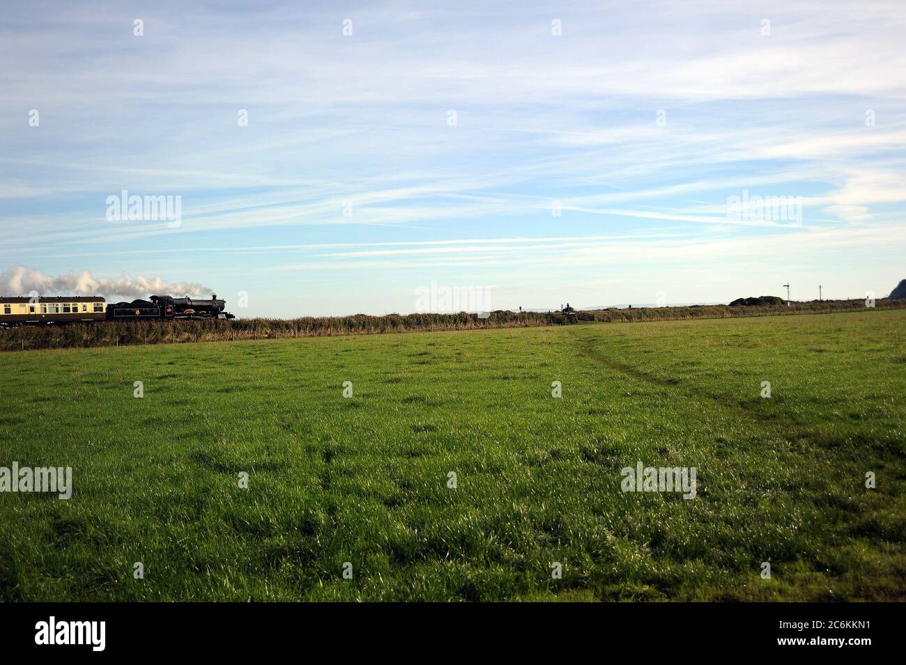 'Lydham Manor' si avvicina alla stazione di Blue Anchor con un treno da Minehead. Foto Stock