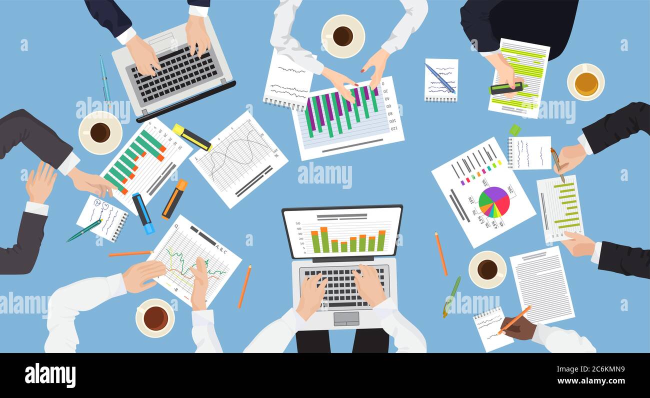 Il lavoro di squadra del management aziendale discute il concetto di brainstorming di riunione. Mani con notebook, carte per tablet. Vista dall'alto dell'area di lavoro dell'ufficio aziendale Illustrazione Vettoriale