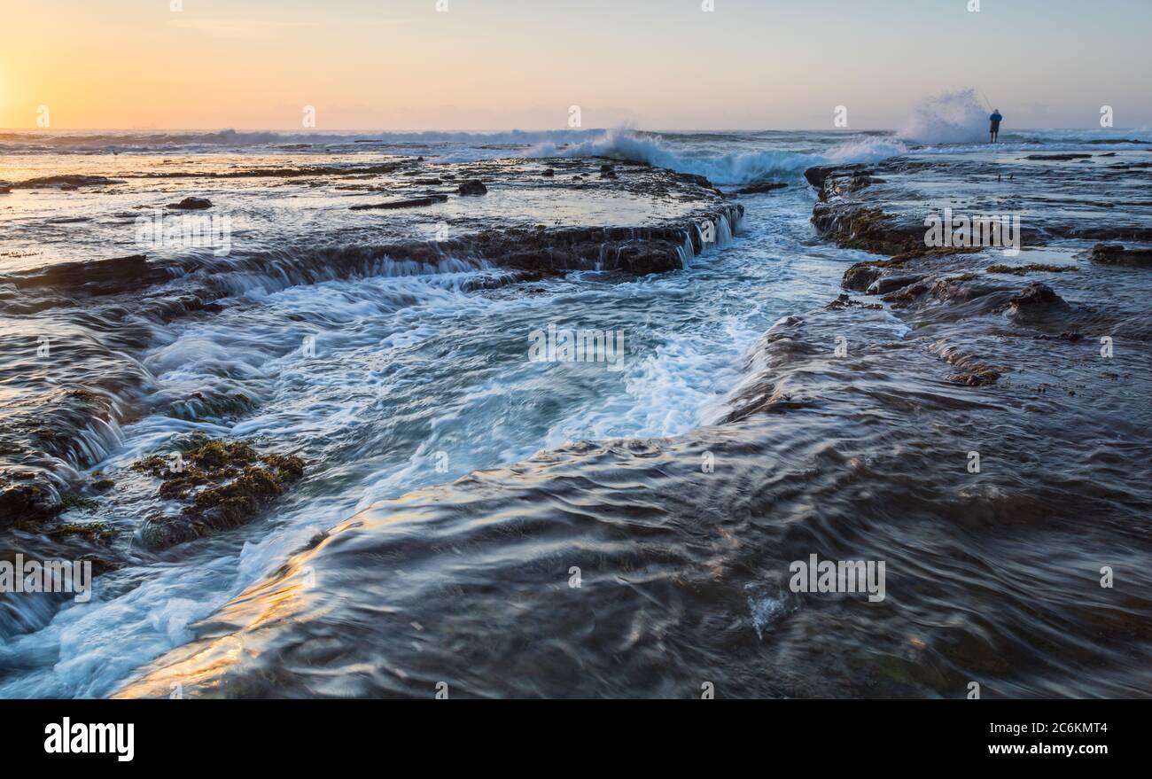 Piattaforme rocciose come questa al Cowrie Hole di Newcastle sono luoghi popolari per la pesca nella roccia. Newcastle, NSW Australia Foto Stock