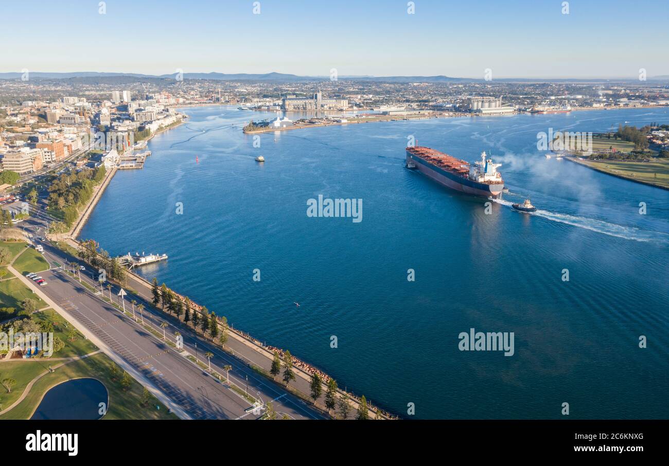 Una grande nave a carbone entra nel porto di Newcastle per caricare carbone per l'esportazione. Newcastle è uno dei più grandi porti di esportazione di carbone nero del mondo. Foto Stock