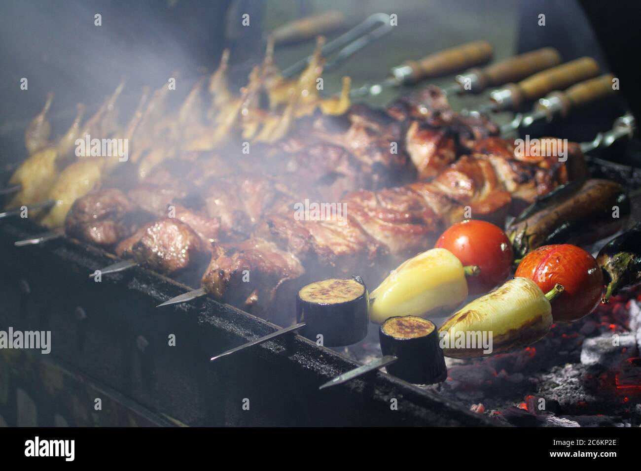 La carne di maiale, quaglia e vegetali su barbecue spiedini la frittura su  un grill braciere Foto stock - Alamy