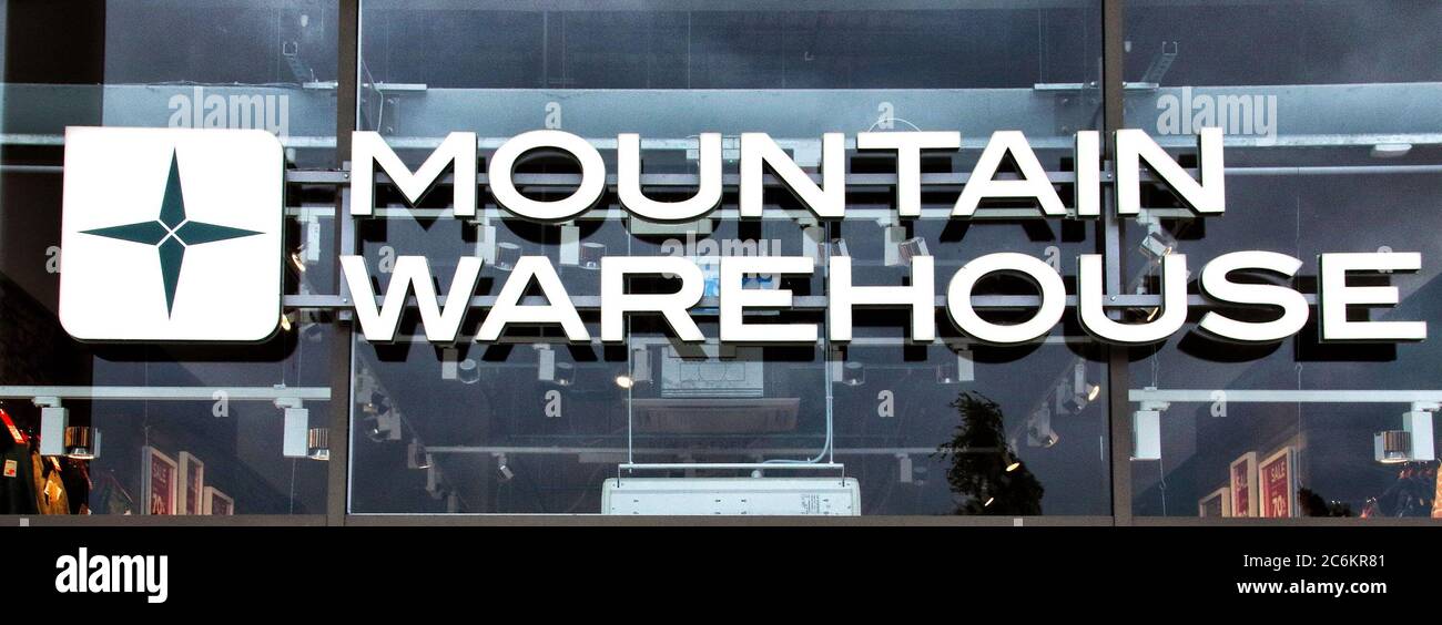 Logo Mountain Warehouse visto in una delle loro filiali. Foto Stock