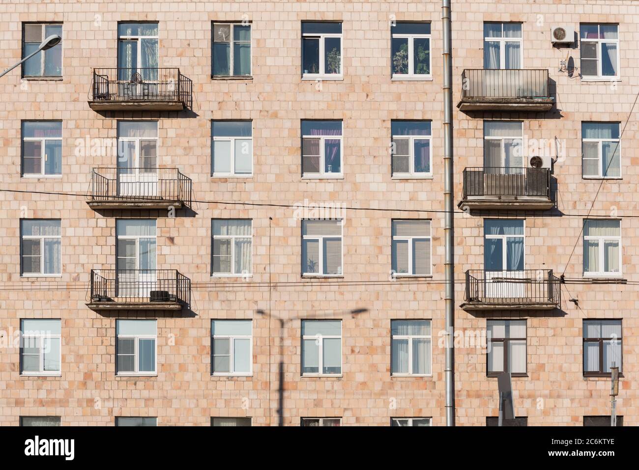 Vecchio edificio residenziale esterno, a struttura completa. Casa sovietica a più piani del tempo di Khrushchev a San Pietroburgo, Russia. Foto Stock