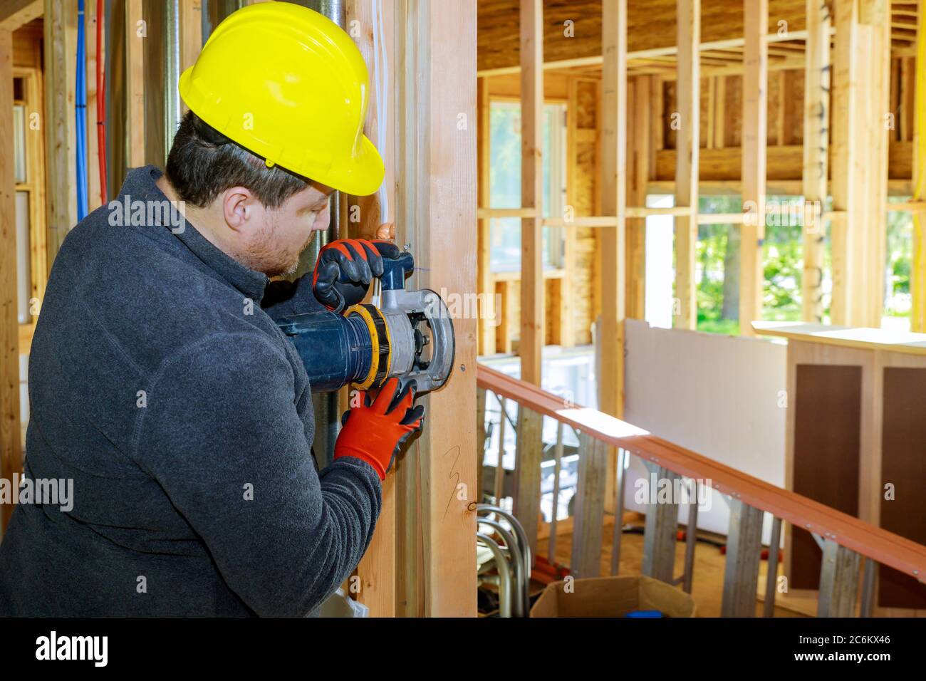 Falegname fresato con fresatrice per legno in una produzione di mobili in legno Foto Stock
