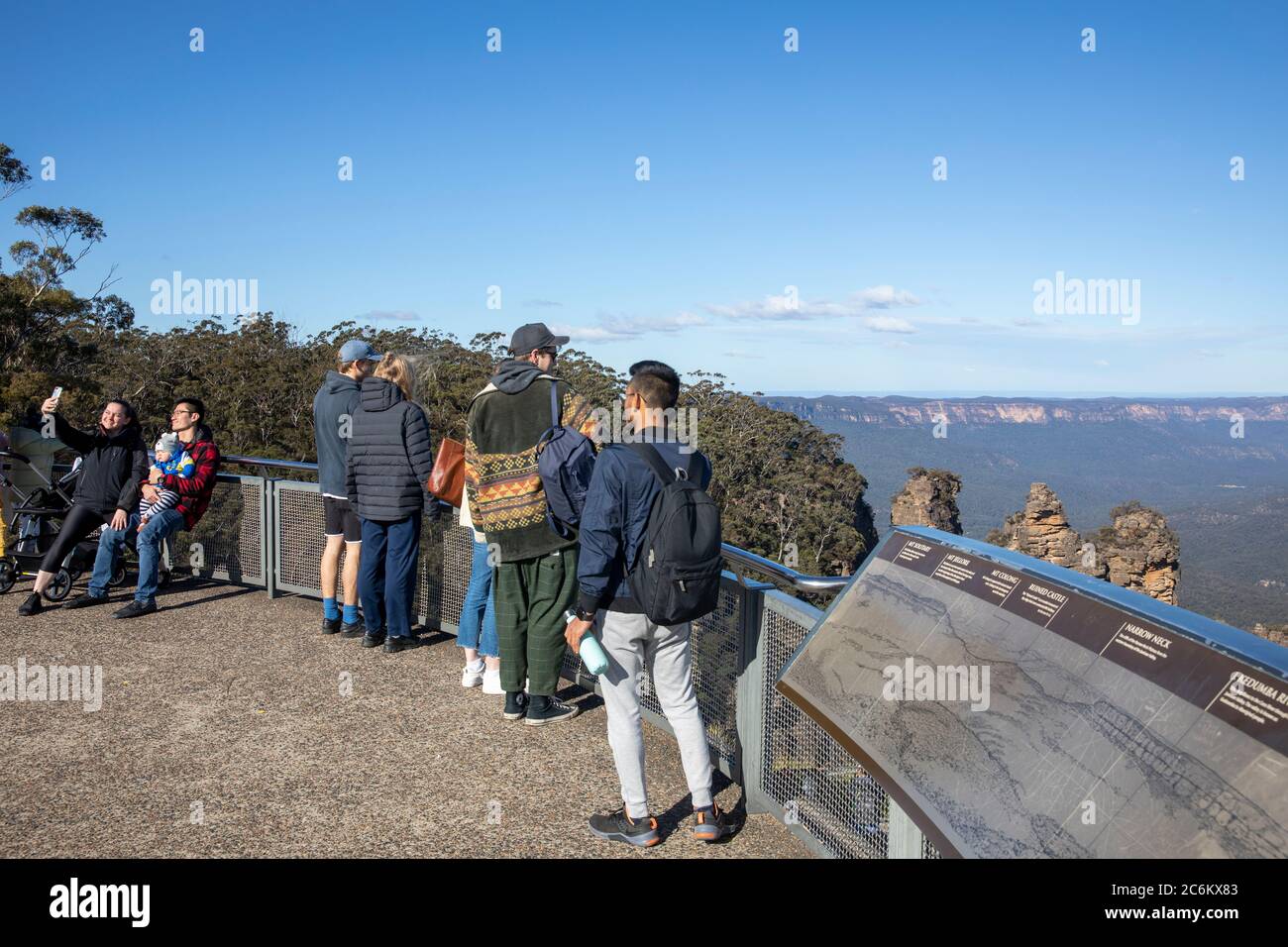 Parco nazionale delle Blue Mountains e turisti visitano Echo Point per vedere le tre sorelle in una giornata di inverni soleggiati, Katoomba, Australia Foto Stock