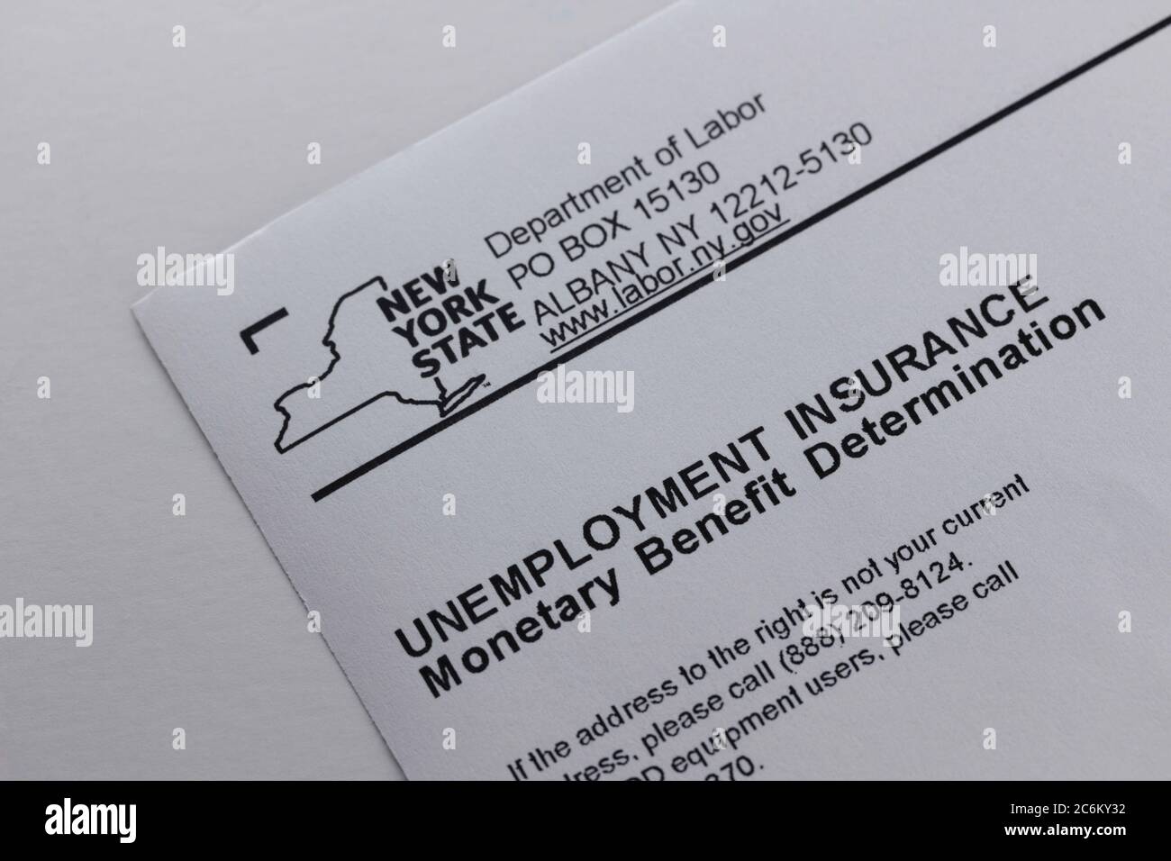 titolo di un dipartimento del lavoro dello stato di new york dichiarazione della determinazione delle prestazioni monetarie dell'assicurazione contro la disoccupazione su sfondo bianco Foto Stock