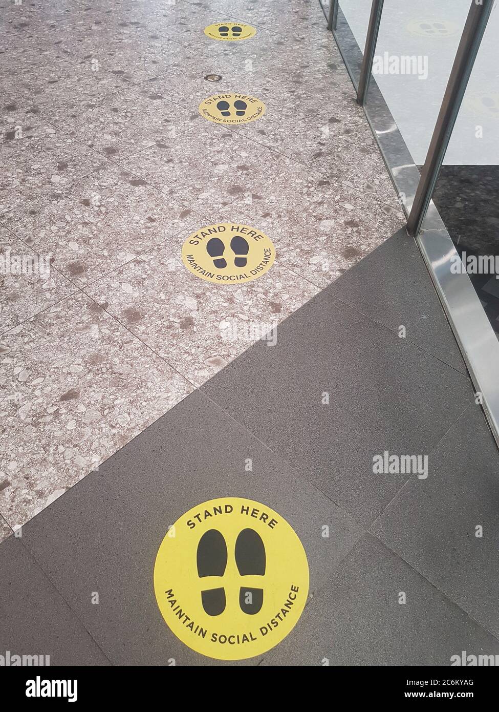 Marcatori di distanza fisici in un centro commerciale Foto Stock