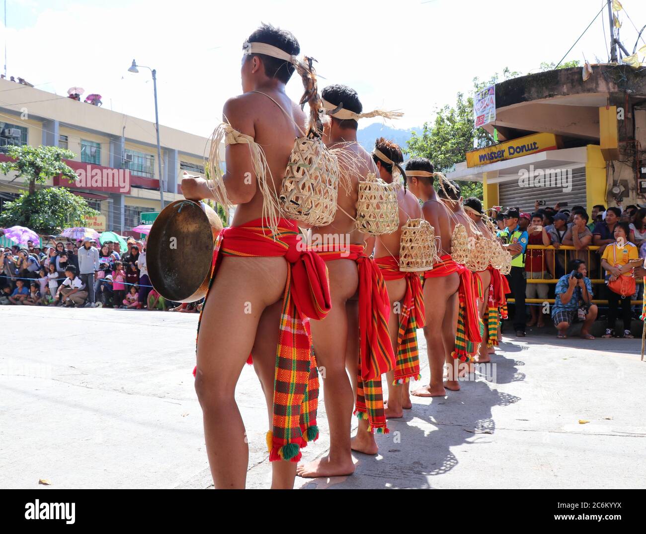 Gli uomini rivestiti in corda g si preparano ad esibirsi durante il Lang-ay Festival 2019 a Bontoc, Filippine. Foto Stock