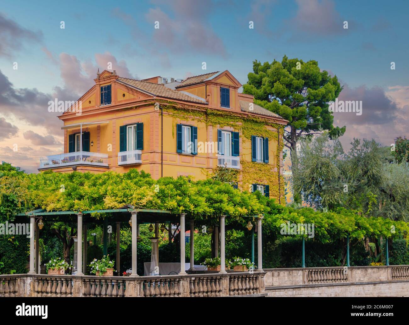 Grande villa colorata a Sorrento Foto Stock