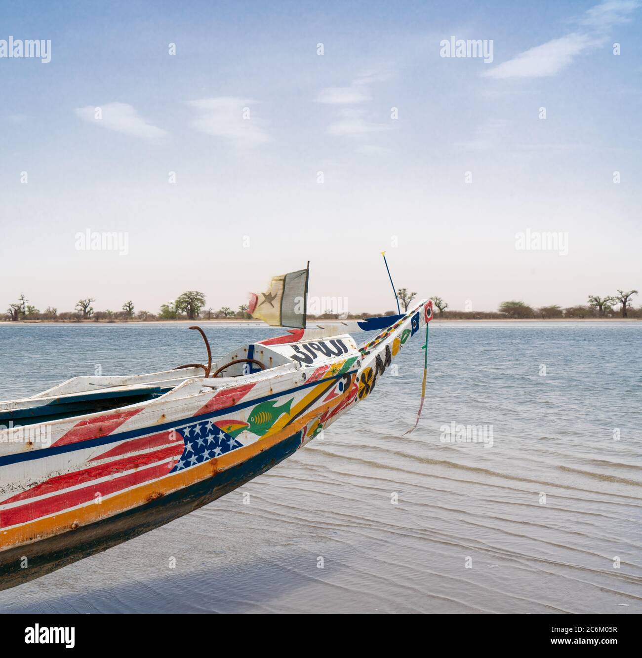 Pescatore barca con bandiera senegalese sulla spiaggia, Senegal Foto Stock