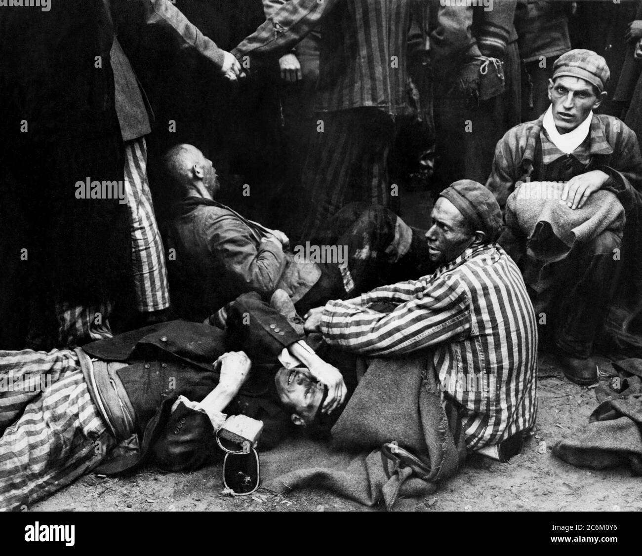 1945 , 5 giugno, GERMANIA: La concentrazione nazista tedesca di Wöbbelin ( Woebbelin ), 144 km a nord-ovest da Berlino. Foto con i prigionieri malati e affamati trovati nel campo dalle truppe di liberazione alleate . Soldati di una Divisione aerea degli Stati Uniti, la Nona Armata degli Stati Uniti e la seconda Armata Britannica entrarono nel campo , questa foto è stata scattata da un fotografo ufficiale con le truppe statunitensi dal CORPO DI SEGNALE . Trovarono centinaia di prigionieri morti in uno degli edifici, mentre all'esterno, in un cortile, centinaia di altri furono rinvenuti frettolosamente sepolti in enormi fosse. Una tomba di massa conteneva 300 cadaveri emaciati e sfigurati. Th Foto Stock
