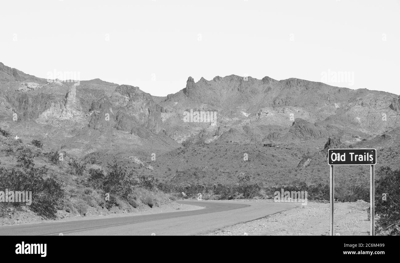 Città fantasma di vecchi sentieri Firma sulla Route 66 nel deserto di sonora, Arizona USA in bianco e nero Foto Stock