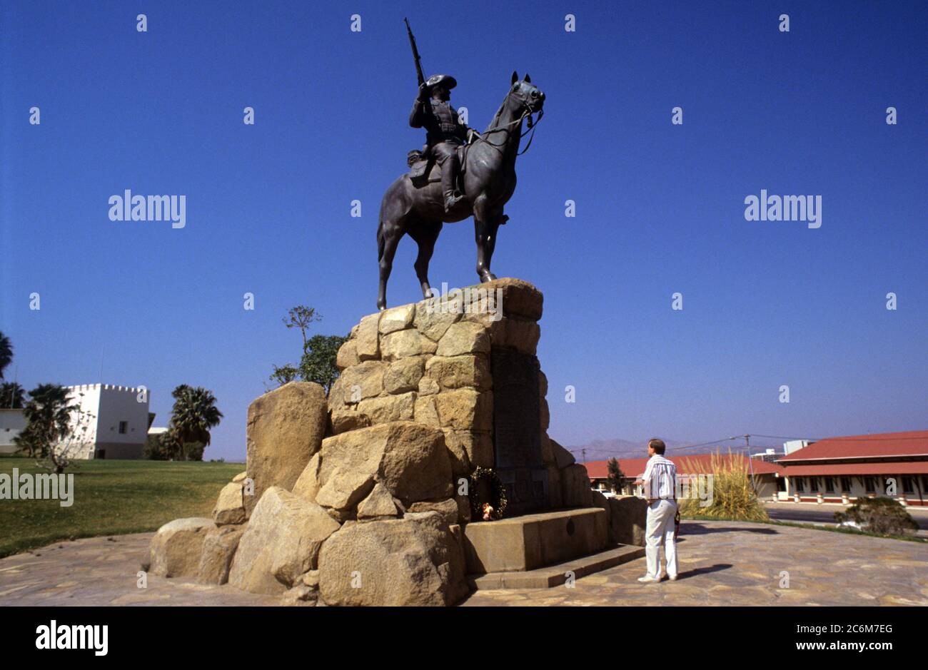 ARCHIVIATO - 01 settembre 1989, Namibia, Windhuk: Il monumento equestre dell'ex Schutztruppe tedesco, chiamato 'üdwester Reiter'. La statua si trovava di fronte all'Alte Feste su Robert Mugabe Avenue (ex Leutweinstraße) fino a quando non fu spostata. Il monumento equestre fu inaugurato il 27 gennaio 1912 e dovrebbe commemorare le guerre coloniali dell'Impero tedesco contro l'Herero e Nama dal 1903 al 1907 nell'Africa sudoccidentale tedesca. (Al dpa 'dibattito sul colonialismo: Gli africani spesso ridedicano simboli di memoria') Foto: Picture Alliance/dpa Foto Stock