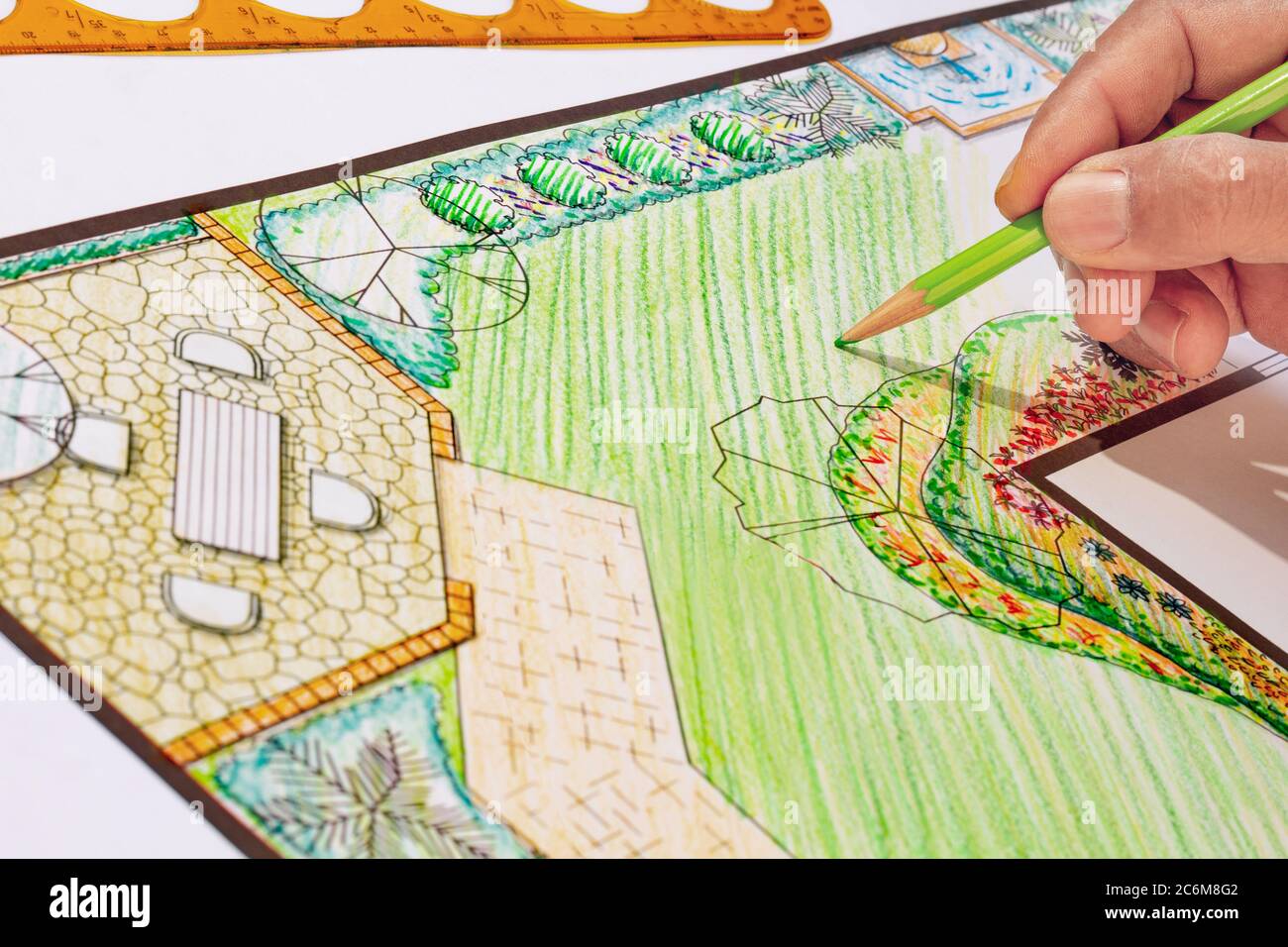 Landcape architetto studente progettazione giardino cortile piano in classe Foto Stock