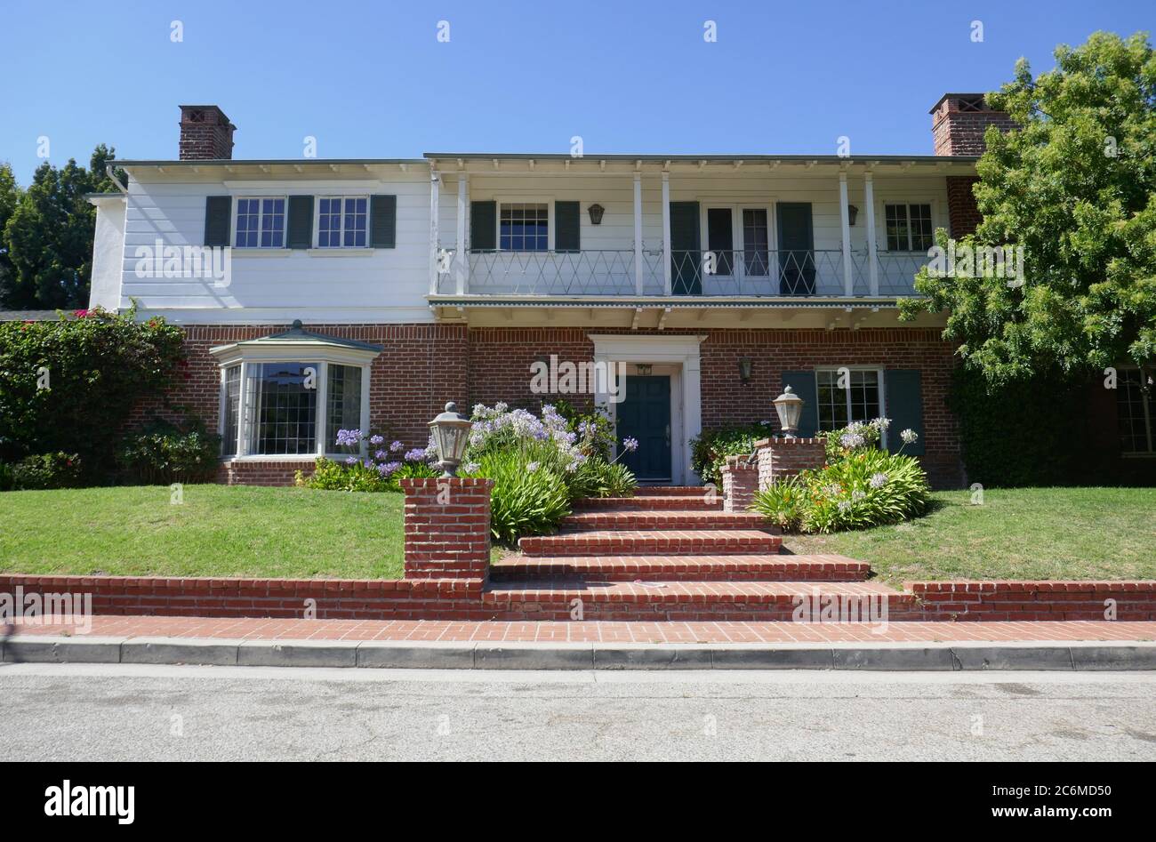Beverly Hills, California, USA 10 luglio 2020 UNA visione generale dell'atmosfera di Errol Flynn e Spencer Tracy ex casa a 1709 Tropical Avenue il 10 luglio 2020 a Beverly Hills, California, Stati Uniti. Foto di Barry King/Alamy Stock foto Foto Stock