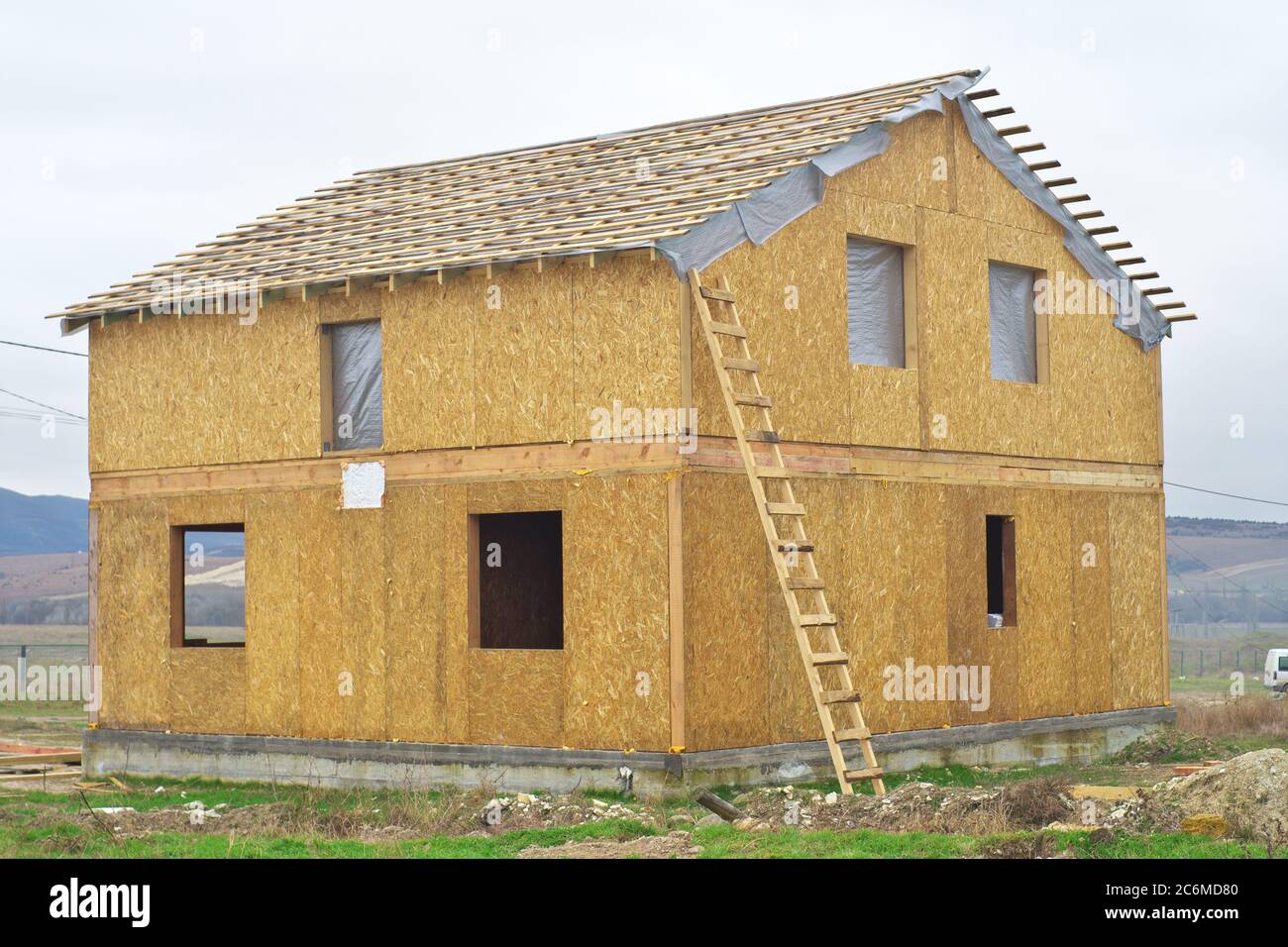 Costruzione di una casa di legno di pannelli SIP. Elemento di progettazione dell'edificio. Foto Stock