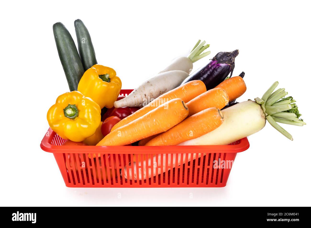 Cestino di carote di verdure fresche assortite, rafano, capsicum, pomodoro, cetriolo, brajal su sfondo bianco Foto Stock