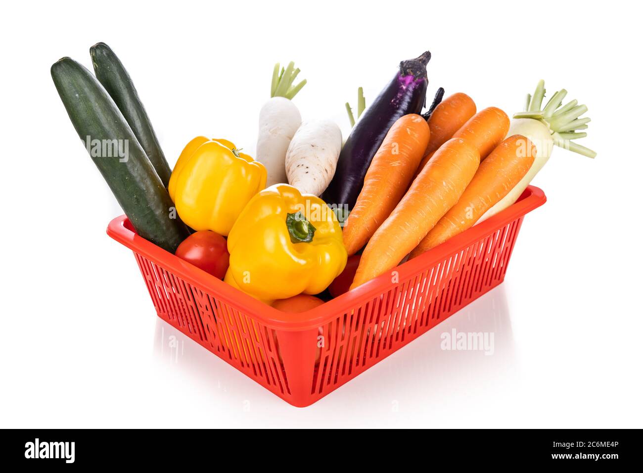 Cestino di carote di verdure fresche assortite, rafano, capsicum, pomodoro, cetriolo, brajal su sfondo bianco Foto Stock