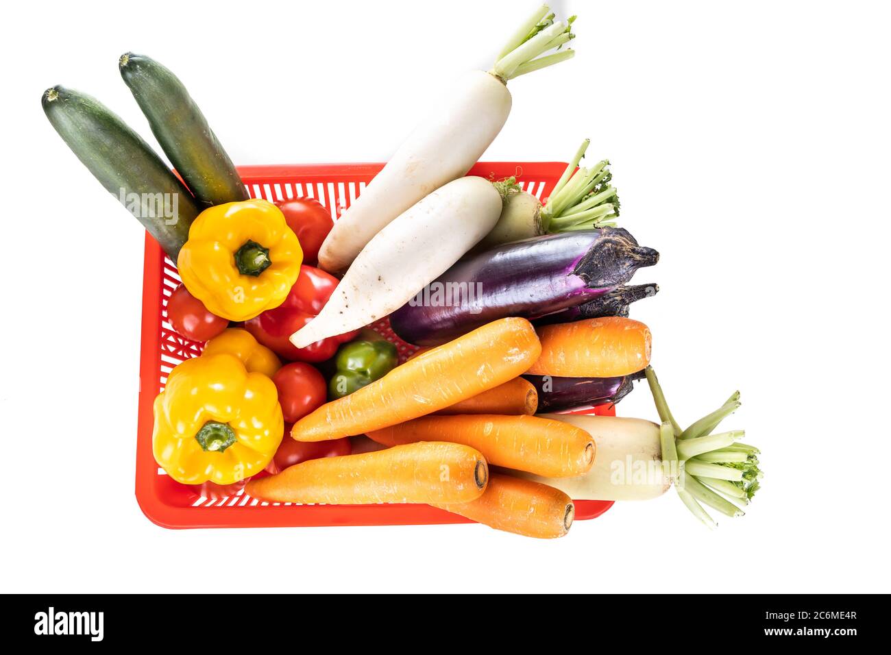 Cestino di carote di verdure fresche assortite, rafano, capsicum, pomodoro, cetriolo, brajal su sfondo bianco Foto Stock