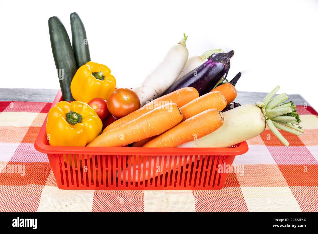 Cestino di carote di verdure fresche assortite, rafano, capsicum, pomodoro, cetriolo, brajal su sfondo bianco Foto Stock