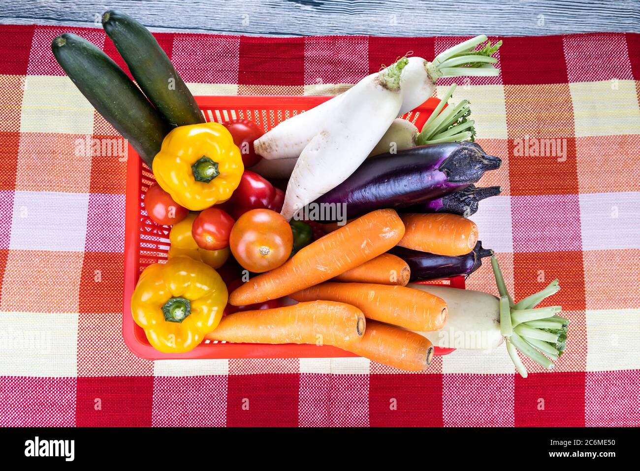 Cestino di carote di verdure fresche assortite, rafano, capsicum, pomodoro, brajal, cetriolo sul tavolo Foto Stock