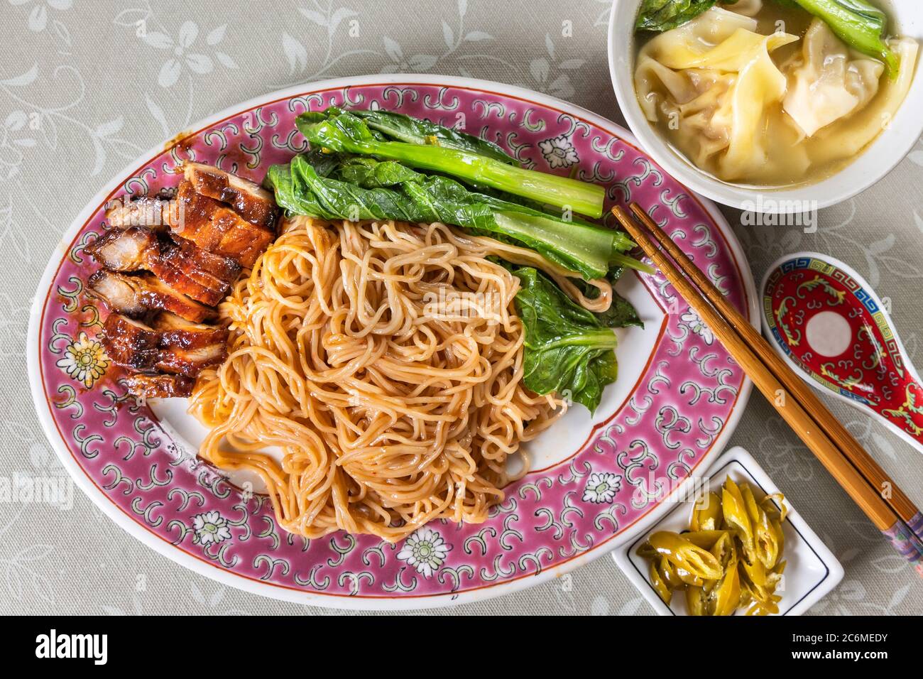 Spaghetti al wanton con carne di maiale alla griglia, verdure e gnocchi, popolare cibo cinese in Malesia Foto Stock