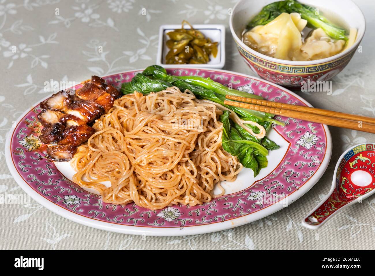 Spaghetti al wanton con carne di maiale alla griglia, verdure e gnocchi, popolare cibo cinese in Malesia Foto Stock