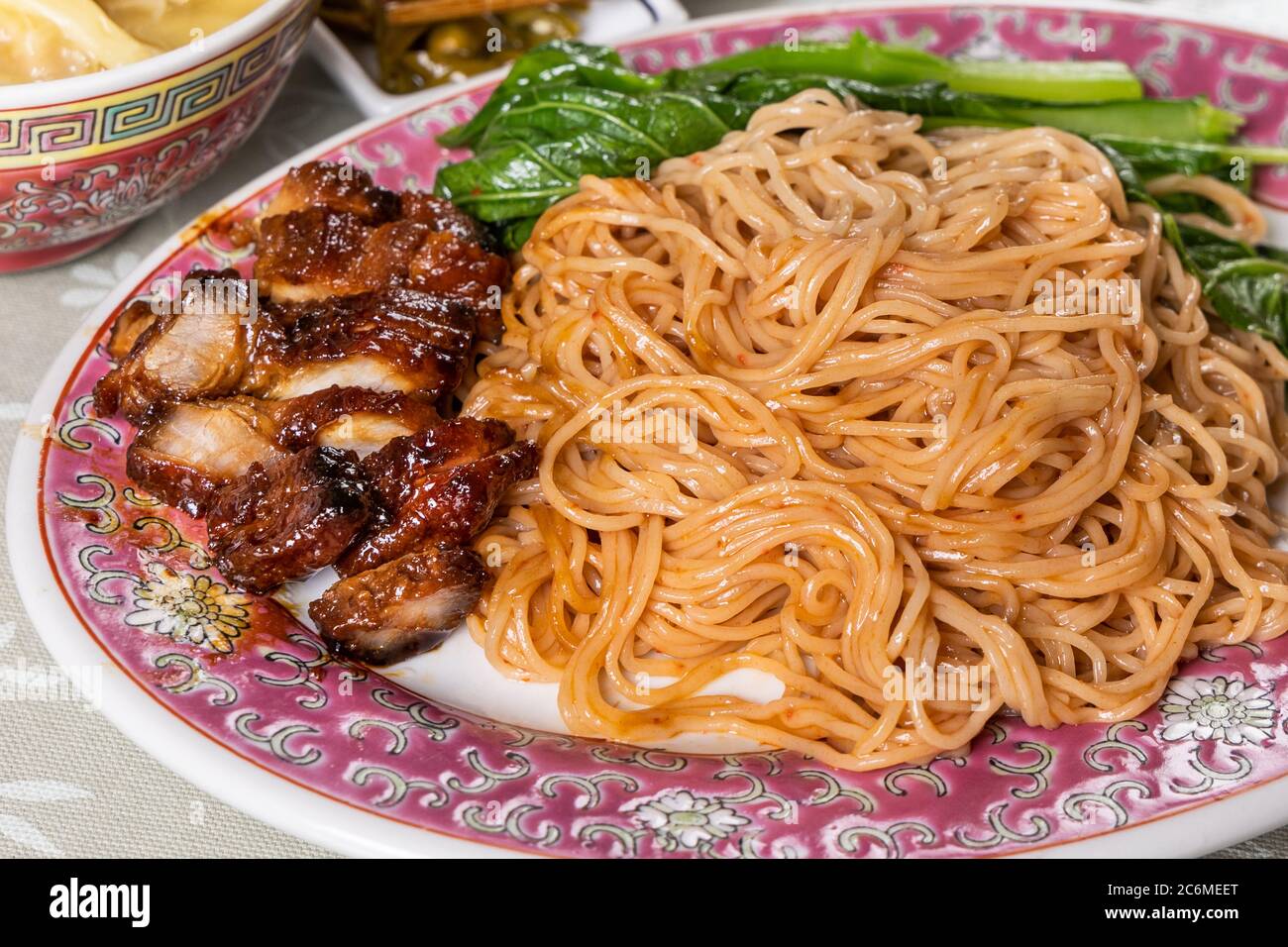 Primo piano di spaghetti al wanton con carne di maiale alla griglia, verdure e gnocchi, popolare cibo cinese in Malesia Foto Stock