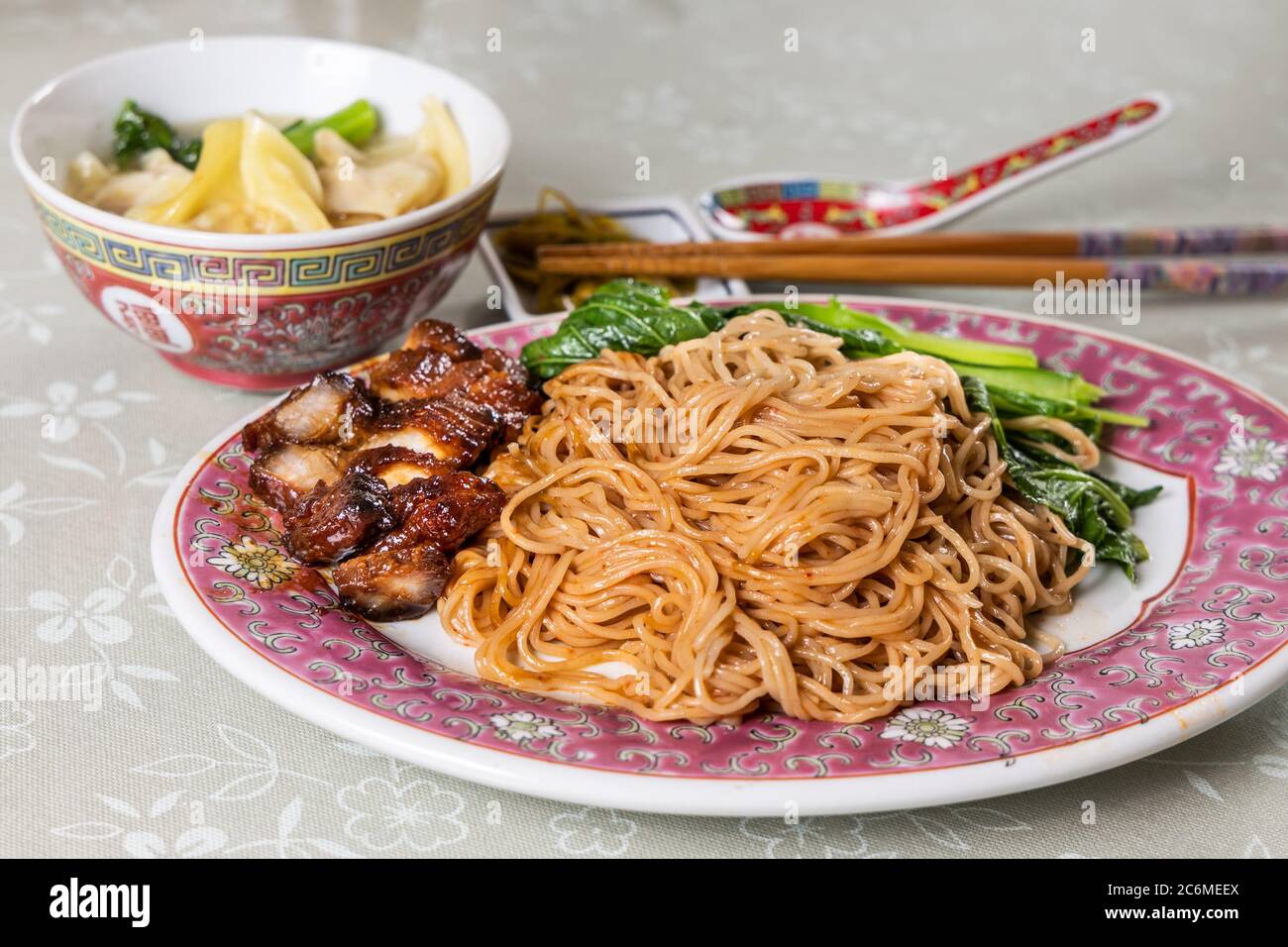 Spaghetti al wanton con carne di maiale alla griglia, verdure e gnocchi, popolare cibo cinese in Malesia Foto Stock