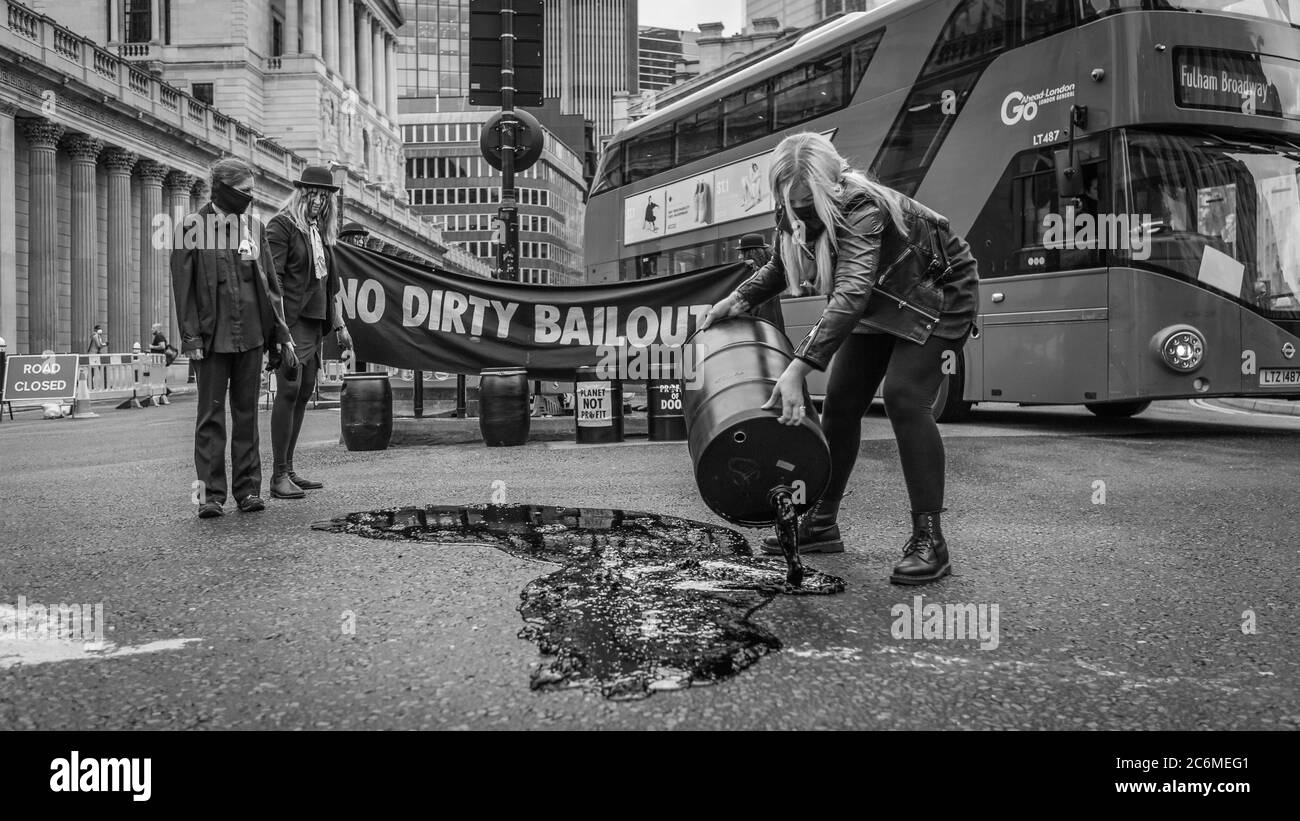 Estinzione la ribellione protestò fuori dalla Banca d'Inghilterra versando il petrolio falso sulla strada per evidenziare il salvataggio delle grandi società. Foto Stock