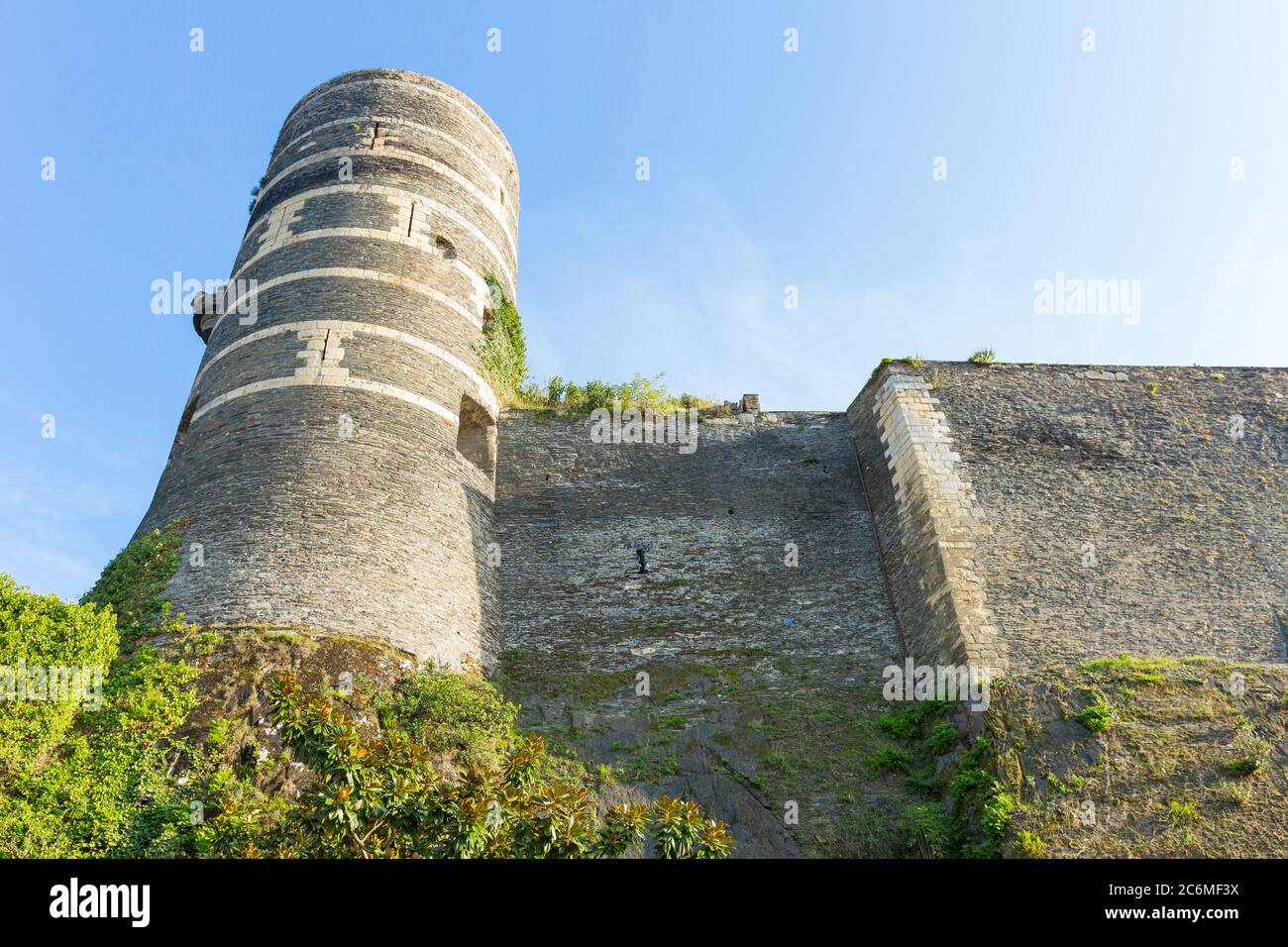 Angers Castello facciata (Château des ducs d'Anjou) da un basso angolo di ripresa in una giornata di sole, Angers, Valle della Loira, Maine-et-Loire, Francia. Storico Foto Stock