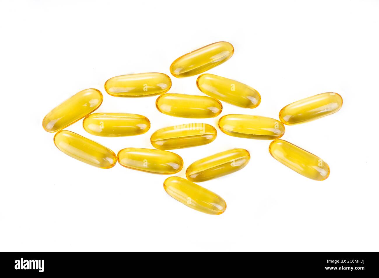 Capsula Omega-3 per olio di pesce disposta a forma di pesce su sfondo bianco. Contiene l'acido polinsaturo EPA omega-3 e DHA migliora il cuore e la salute. Foto Stock