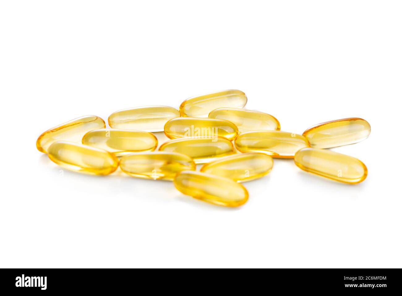Capsula Omega-3 per olio di pesce disposta a forma di pesce su sfondo bianco. Contiene l'acido polinsaturo EPA omega-3 e DHA migliora il cuore e la salute. Foto Stock