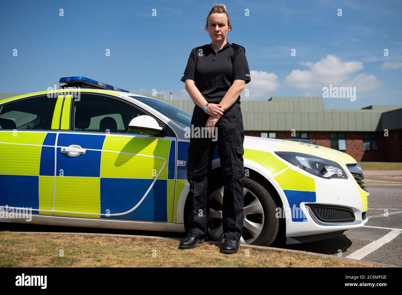 La nuova polizia reclutare Verity Steele fuori dal quartier generale della polizia di Staffordshire. Verity è stato sottoscritto e formato nell'ambito del programma di reclutamento 20,000 dall'ufficio di casa. Più di 70,000 persone hanno chiesto di diventare agenti di polizia nei primi sei mesi del processo di reclutamento del governo. Foto Stock