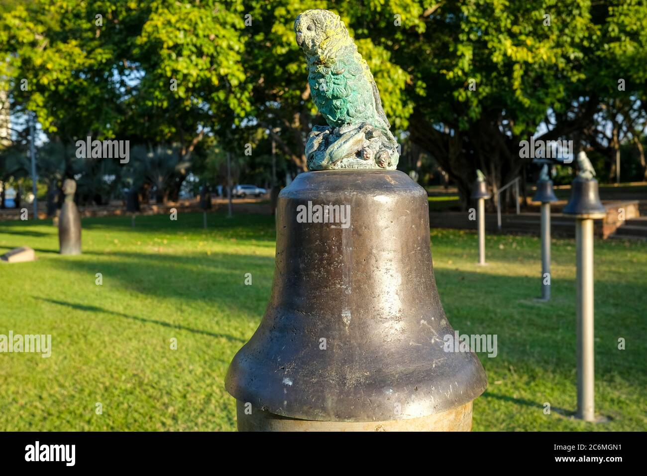 Il segnale acustico della campana della nave Beagle HMS a Darwin City, territorio del Nord, Australia. Foto Stock