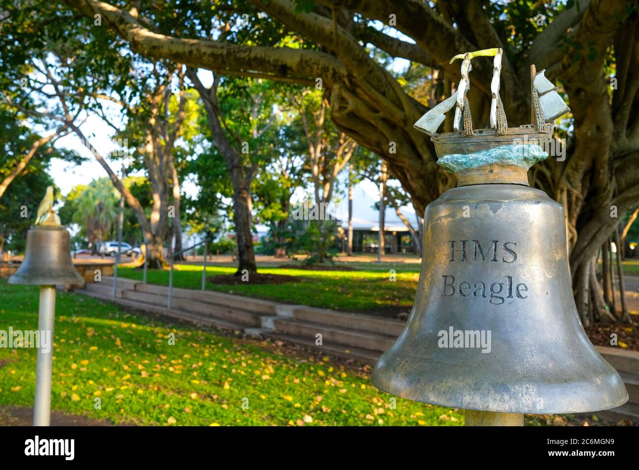 Il segnale acustico della campana della nave Beagle HMS a Darwin City, territorio del Nord, Australia. Foto Stock