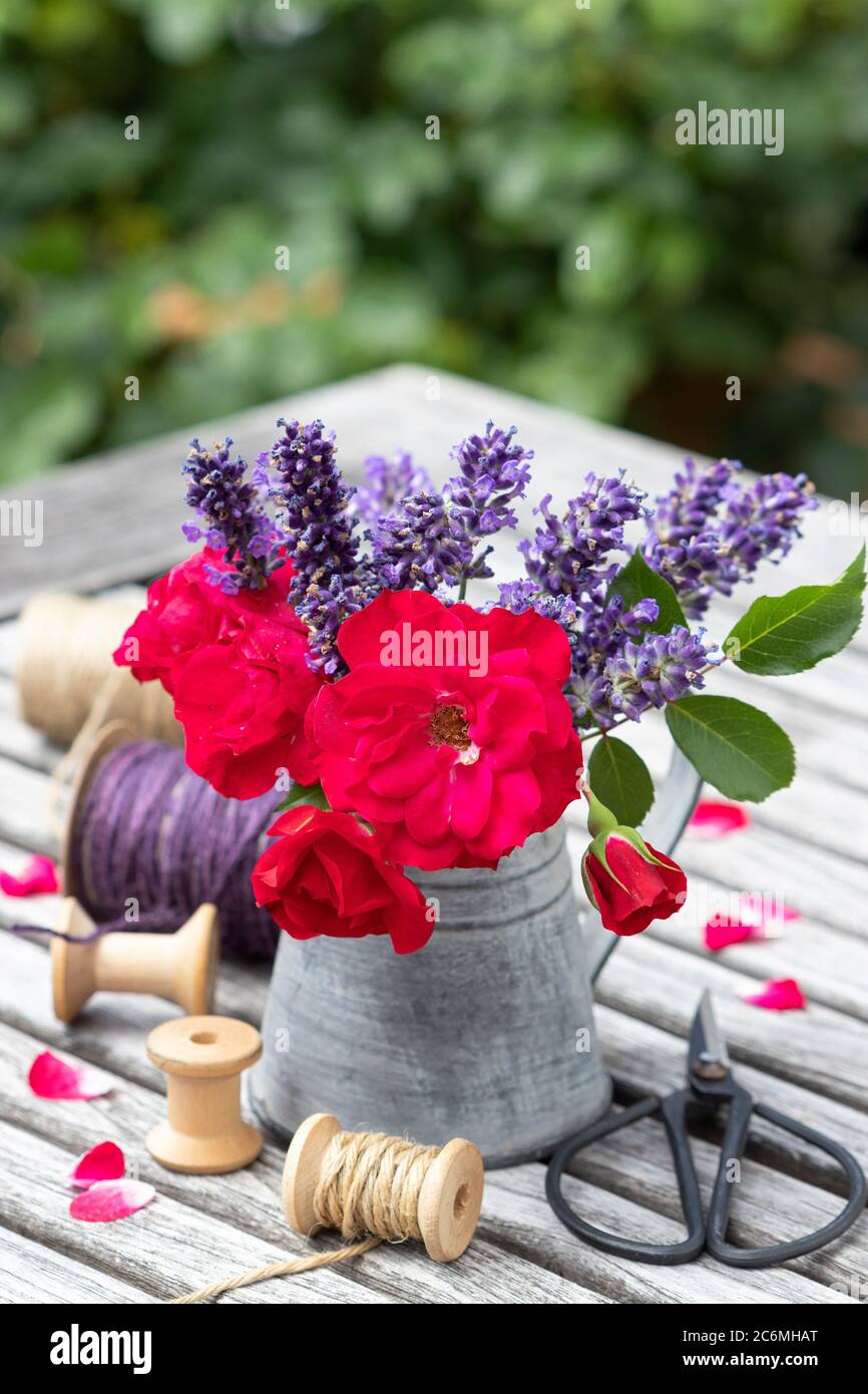 bouquet di rose rosse e lavanda come decorazione estiva Foto Stock