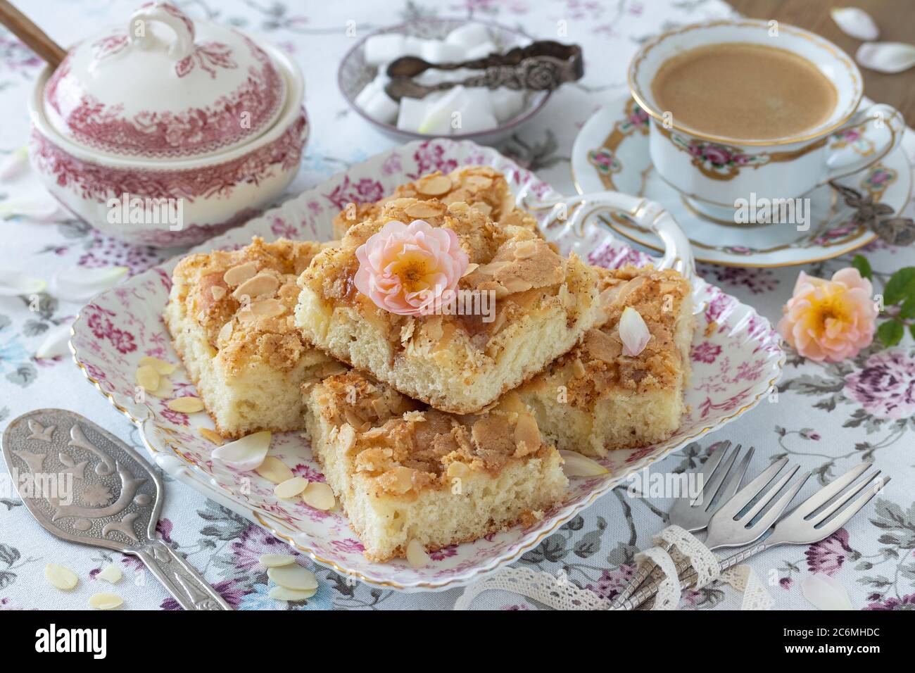 torta al burro con mandorle e caramello e porcellana d'epoca Foto Stock