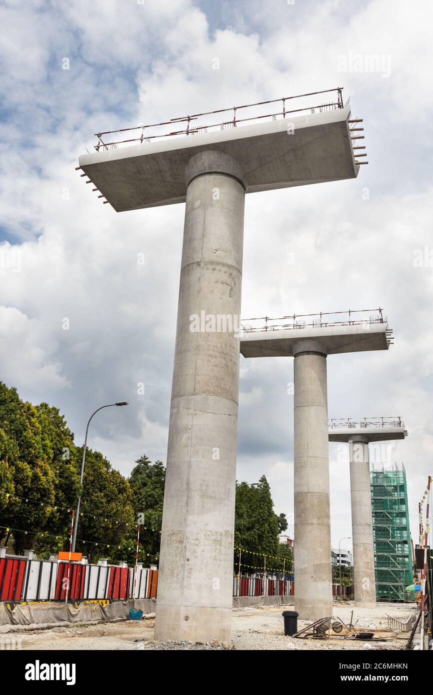 Costruzione di infrastrutture per la colonna di transito ferroviario di massa in corso per migliorare la rete di trasporto Foto Stock
