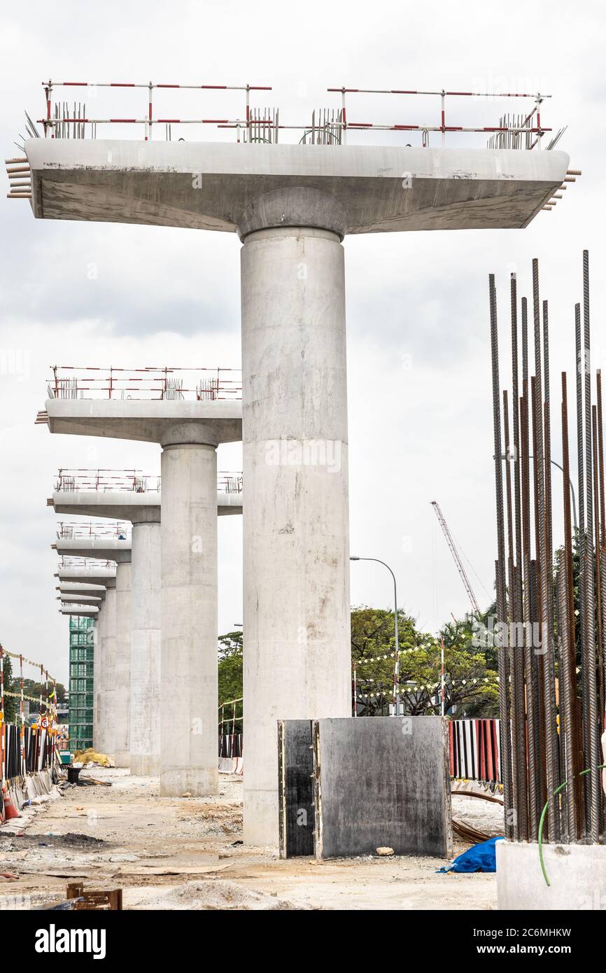 Costruzione di infrastrutture per la colonna di transito ferroviario di massa in corso per migliorare la rete di trasporto Foto Stock