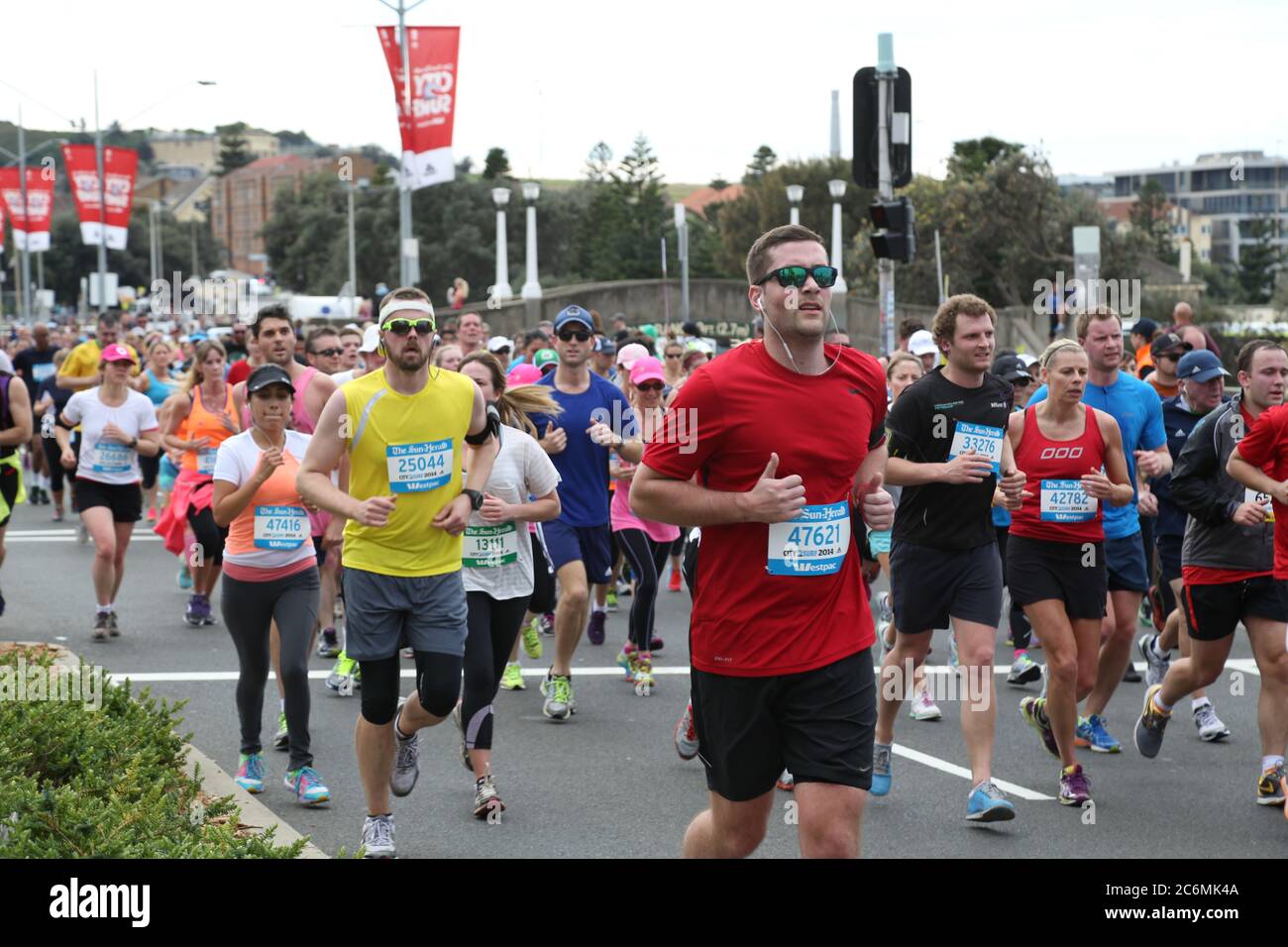 I partecipanti al City2Surf corrono lungo Campbell Parade, Bondi Beach a meno di un chilometro dal traguardo. Foto Stock