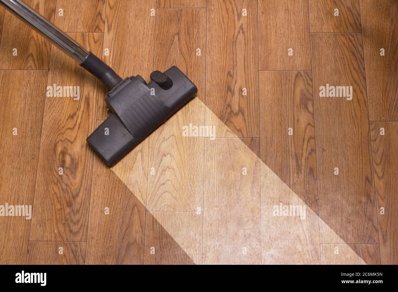 pulizia del pavimento del linoleum con un aspirapolvere Foto Stock