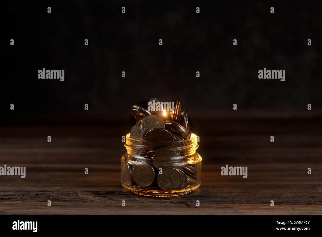 risparmio di finanze accumulandoli. giallino di vetro Foto Stock
