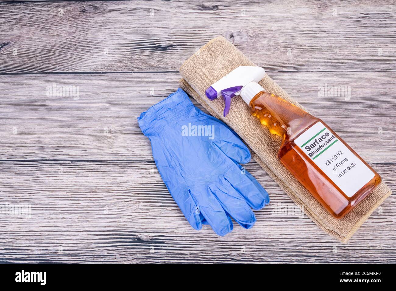 Disinfettante spray per superfici con guanti e panno, strumenti per la disinfezione immediata contro virus e batteri Foto Stock