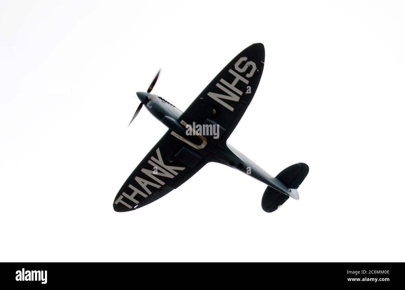 L'aereo NHS Spitfire fa un flypasse al Peterborough City Hospital, in considerazione del lavoro che tutti i lavoratori NHS hanno fatto durante la pandemia di Coronavirus COVID-19. Foto Stock