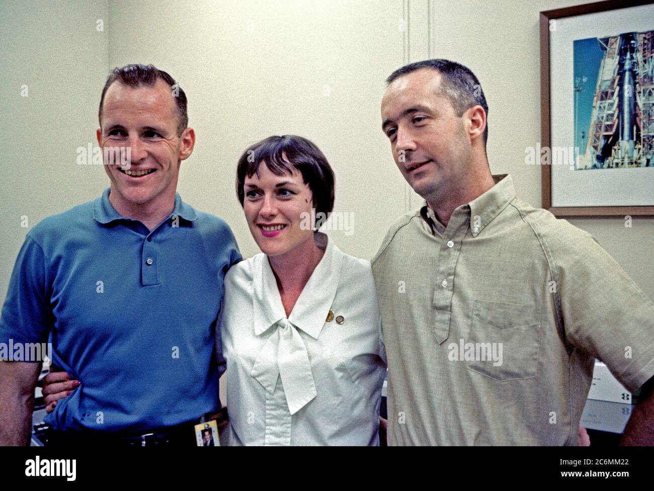 (Giugno 1965) --- Gemini-4 Il primo equipaggio, gli astronauti Edward H. White II (sinistra) e James McDivitt A. sono mostrati con Lt. Dolores (Dee) O'Hare, US Air Force, Centro Ufficio Medico, volo Ramo di medicina, presidiata centro di veicolo spaziale (MSC). Il tenente O'Hare ha servito durante vari spaceflights ufficiali come infermiera medici per l'astronauta membri di equipaggio sulle missioni. Foto Stock