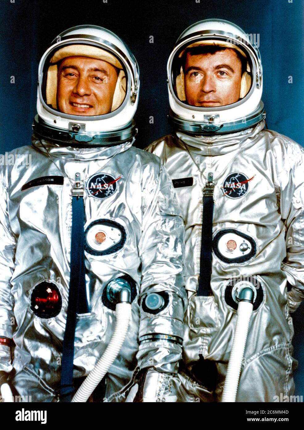 (13 aprile 1964) --- Gli astronauti Virgil I. Grissom (sinistra), Gemini-3 pilota di comando; e John W. Young, pilota. Foto Stock