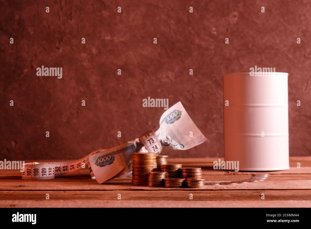 crisi finanziaria del petrolio. Caduta di valuta. Sfondo rosso Foto Stock