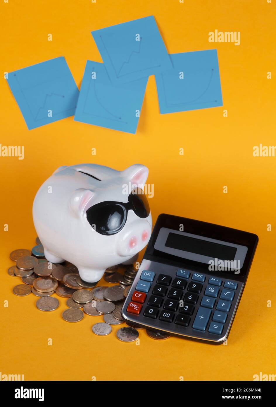 conservazione del capitale in una crisi economica calcolatrice monete di fondo giallo Foto Stock