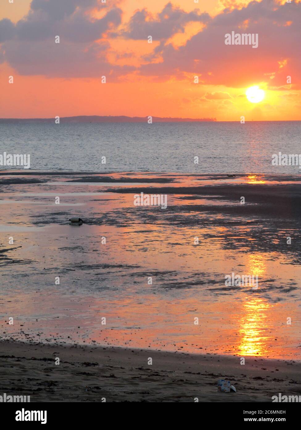 Alba sulla spiaggia di Vilanculos, Mozambico, con una vista frizzante del sistema di isole barriera di Bazaruto, appena visibile all'orizzonte Foto Stock